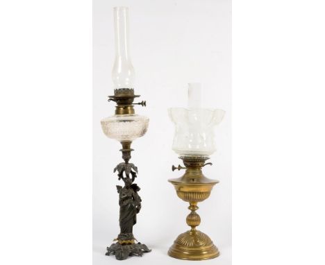 A FRENCH FIN DE SIECLE SPELTER FIGURAL OIL LAMP WITH CUT GLASS FOUNT AND BRASS BURNER, 55CM H AND A BRASS OIL LAMP ON SWIRL F