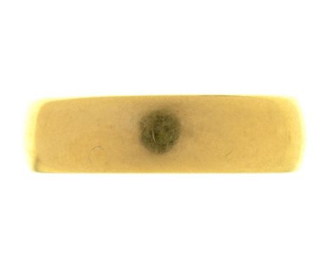 AN 18CT GOLD WEDDING RING, BIRMINGHAM 1973, 4.5G, SIZE N++LIGHT WEAR CONSISTENT WITH AGE 