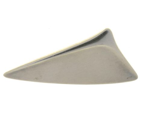 A GEORG JENSEN SILVER BROOCH, 327 DESIGNED BY HENNING KOPPEL, IMPORT MARKED LONDON 1965, 5.2 X 2.7 CM APPROX++LIGHT WEAR AND 