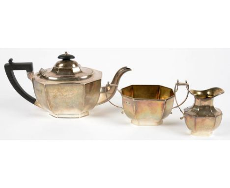 A GEORGE V THREE PIECE SILVER COMPOSED TEA SERVICE, TEAPOT 14 CM H, LONDON 1931 AND 1932, 25OZS 16DWTS++TARNISHED