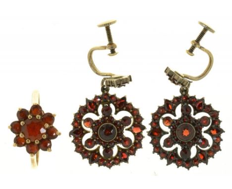 A PAIR OF BOHEMIAN GARNET EARRINGS N SILVER GILT AND A GARNET RING IN 9CT GOLD, SIZE R++LIGHT WEAR CONSISTENT WITH AGE 