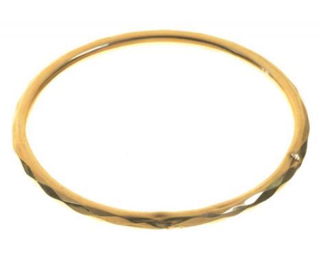 A 9CT GOLD BANGLE, BIRMINGHAM 1931, 6.5G++SMALL DENTS TO BANGLE 