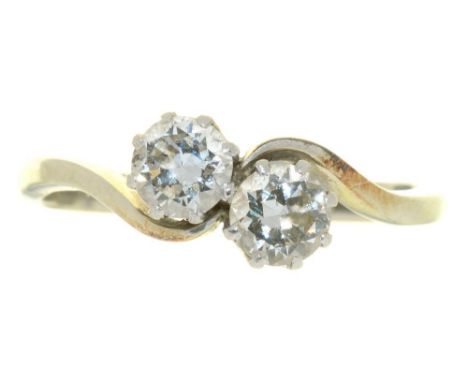 A DIAMOND CROSSOVER RING, IN 18CT WHITE GOLD, 3G, SIZE O++LIGHT WEAR CONSISTENT WITH AGE 