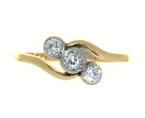 A VICTORIAN DIAMOND CROSSOVER RING, 2G, SIZE Q½++LIGHT WEAR CONSISTENT WITH AGE, SLIGHT WEAR TO BEZEL EDGES