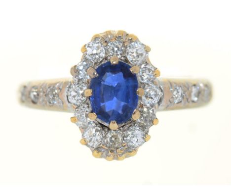 A SAPPHIRE AND DIAMOND CLUSTER RING IN 18CT WHITE GOLD, 4G, SIZE K