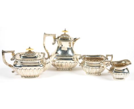 AN EDWARD VII FOUR PIECE SILVER TEA AND COFFEE SERVICE, COFFEE POT 17 CM H, BIRMINGHAM 1908, 33OZS 5DWTS++SCRATCHED