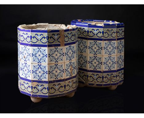 Pair of planters, late 19th century.Enamelled ceramic.In need of restoration.Measurements: 70 x 56 x 56 cm; 69 x 57 x 57 x 57