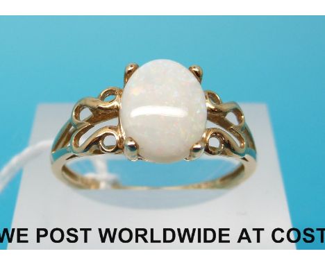 A 9ct gold ring set with oval opal cabochon (size R) 