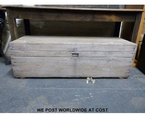 A stripped pine wooden trunk (L122 xD45 xH39)