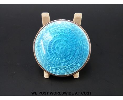 A hallmarked silver guilloché enamel hinged pill box, London 1930, maker HP & S (diameter 5cm)