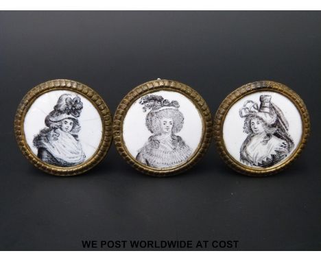 A matching trio of 18thC English Bilston enamel cloak pins or chimney piece knobs, all three decorated en grisaille with port