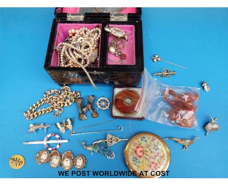 A 9ct gold clover leaf pin, a yellow metal trumpet / hunting horn brooch, compact, carnelian agate necklace etc 