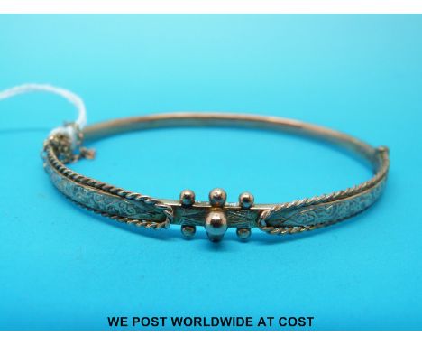 A hallmarked 9ct bangle with chased foliate decoration, Chester 1900 (5.8g)