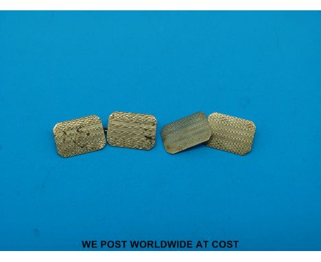 A pair of engine turned 9ct gold cuff links (3.5g)