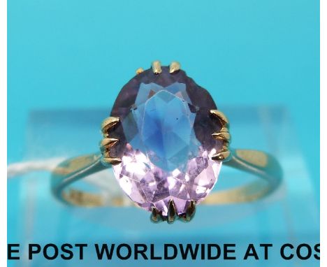 A 9ct gold ring set with an oval amethyst (size O)