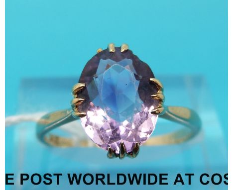 A 9ct gold ring set with an oval amethyst (size O)