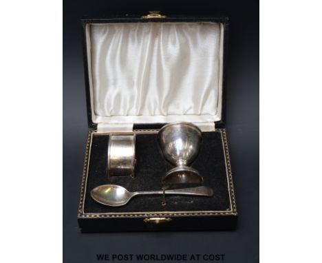 A cased hallmarked silver egg cup, napkin ring and spoon (weight 47g)