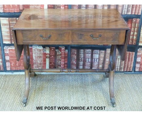 A line inlaid mahogany sofa table fitted with two straight drawers (H71 x L89 x D54cm) and two end fall flaps 