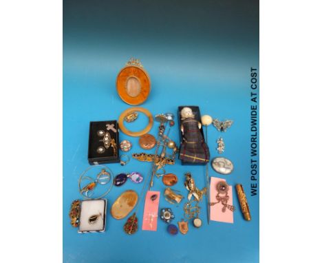 A quantity of costume jewellery to include an ivory stick pin, agate brooch, stick pins etc