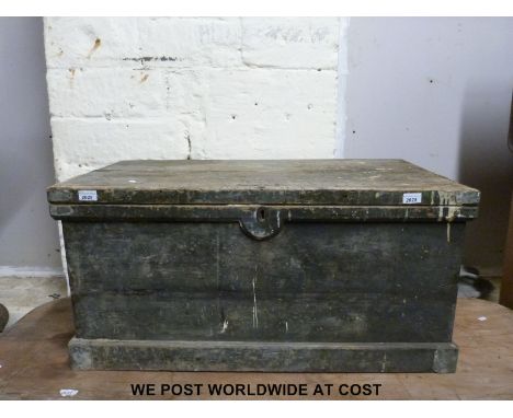 A painted pine wooden trunk (L92 x D47 x H44)