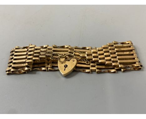 9ct yellow gold bar gate bracelet with love heart padlock, weight 15.44 grams 20cm in length 