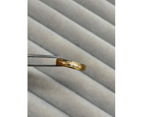 9ct Yellow Gold Fully Hallmarked Band Featuring 3 Diamonds Weighing 2.35 grams Size M 