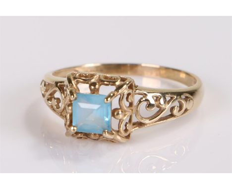 9 carat gold ring, set with a blue stone, ring size S