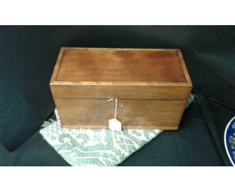 19th century mahogany tea caddy with inlaid brickwork design to bottom, hinged lid with compartmentalised  interior 