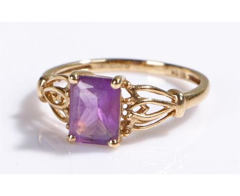 9 carat gold amethyst set ring, with an emerald cut amethyst and loop shoulders 