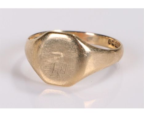 9 carat gold signet ring, 4.2 grams