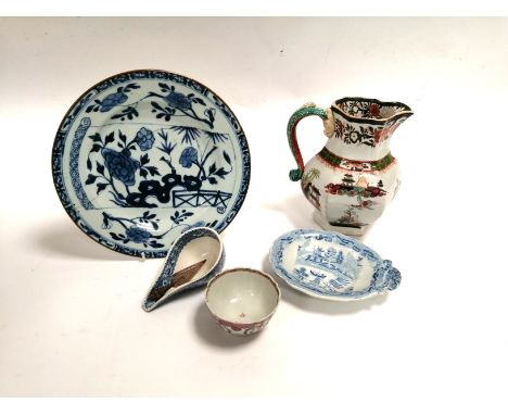 A small group of Chinoiserie ceramics,  to include a Chinese export plate with café au lait glaze rim and a design of garden 