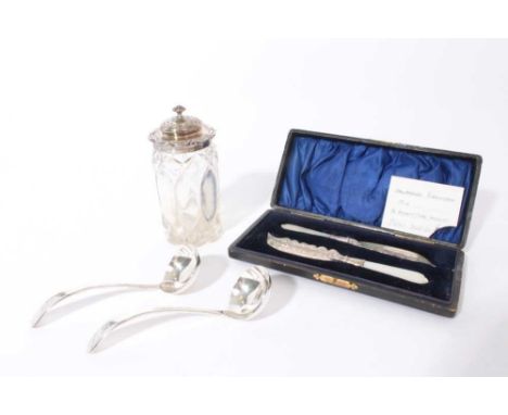 Pair of Edwardian silver butter knives with engraved decoration and mother of pearl handles, in velvet lined fitted case, (Bi