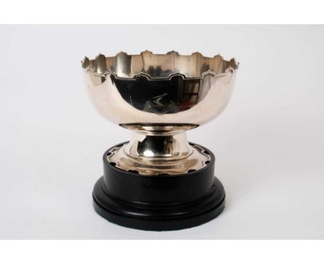 Silver punch bowl with Monteith-style edge, engraved crest and motto, on circular foot (Birmingham 1917), 23cm diameter, 25oz