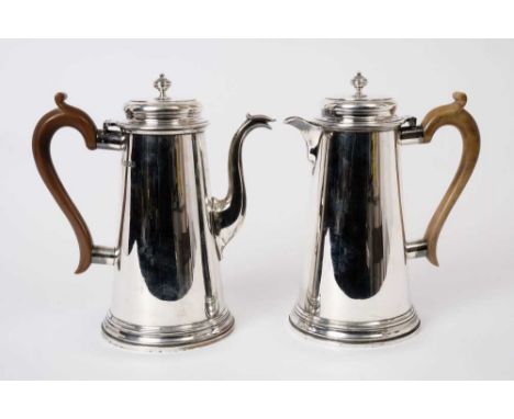 Georgian style silver coffee pot and matching hot water jug retailed by Harrods Ltd (London 1963) 43 ozs all at