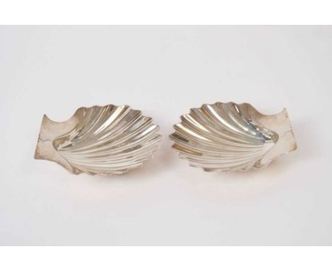 Pair of George III silver butter shells on three shell formed feet, with engraved crests (London 1817), maker W.P, all at 6.9