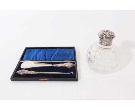 George V silver handled shoe horn and button hook (Chester 1910) in a velvet lined fitted case, together with a cut glass sce