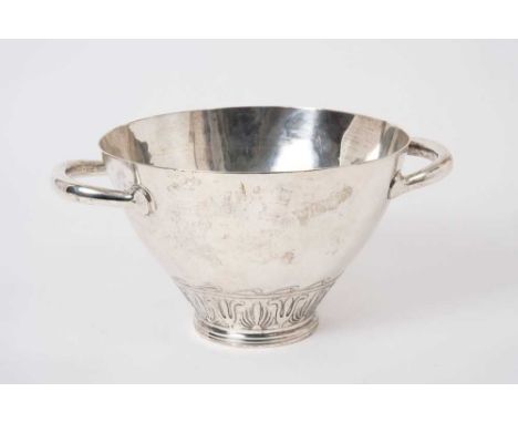 Edwardian silver bowl in the form of tapered circular form, with a band of chased foliate decoration and twin loop handles (B