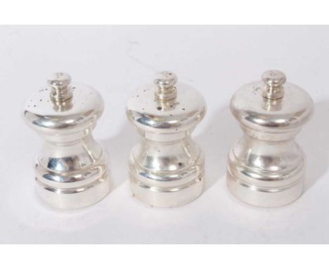 Trio of contemporary silver pepper grinders of traditional form 7.5cm