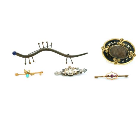 A Victorian mourning brooch and four further brooches (5)The Victorian black enamelled shaped oval mourning brooch, detailed 