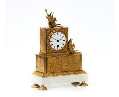 A FRENCH ORMOLU MOUNTED TIMEPIECEThe case mounted with two winged seahorses, movement stamped R 445, winding key, 24cm wide; 