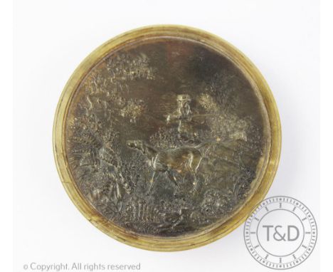 An early 19th century French pressed horn circular snuff box, the lid decorated with a hunting scene, 8.5cm diam  CONDITION R