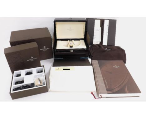 Fine Patek Philippe Grand Complications Perpetual Calendar 18ct gentleman's wristwatch with moon phase, ref. 5140J, serial no