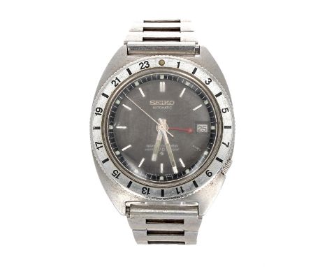 Seiko Navigator Timer 70m automatic stainless steel gentleman's bracelet watch, ref. 6117-8000, rotating bezel, black dial wi