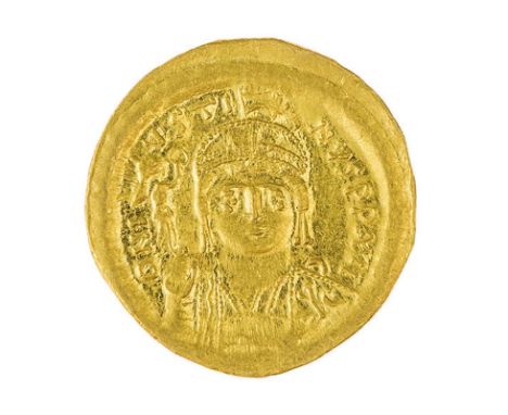 Giustino II (565-578) - Solido - Zecca: Costantinopoli - Diritto: mezzo busto elmato e diademato dell’Imperatore di fronte co