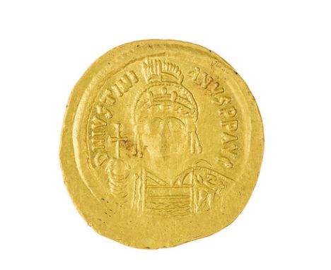 Giustiniano I (527-565) - Solido databile al periodo 545-565 - Zecca: Costantinopoli - Diritto: mezzo busto elmato e diademat
