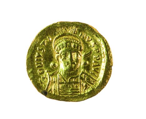 Giustino I (518-527) - Solido databile agli anni 519-527 - Zecca: Costantinopoli - Diritto: mezzo busto elmato e diademato de