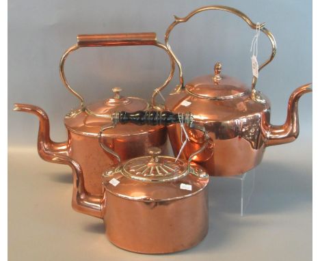 Three vintage copper kettles, one with turned wooden handle(3).(B.P. 21% + VAT) 