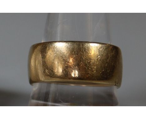 A wide 9ct gold wedding ring.  Ring size T.  Approx weight 10.g. (B.P. 21% + VAT) 