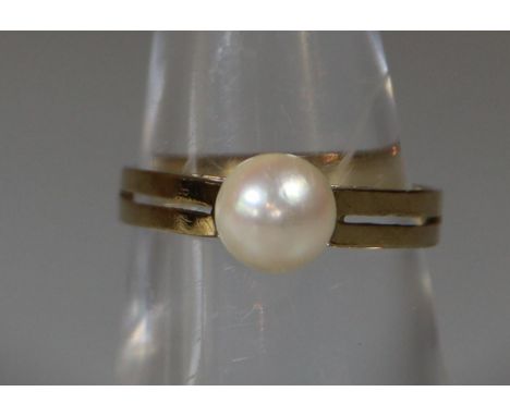 A 9ct gold cultured pearl ring.  Ring size P.  Approx weight 2.2g.(B.P. 21% + VAT) 