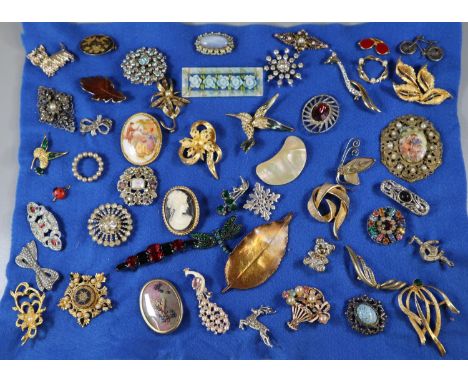 Tray of assorted vintage brooches, to include Victorian style, bows, animals, birds etc.  (B.P. 21% + VAT) 